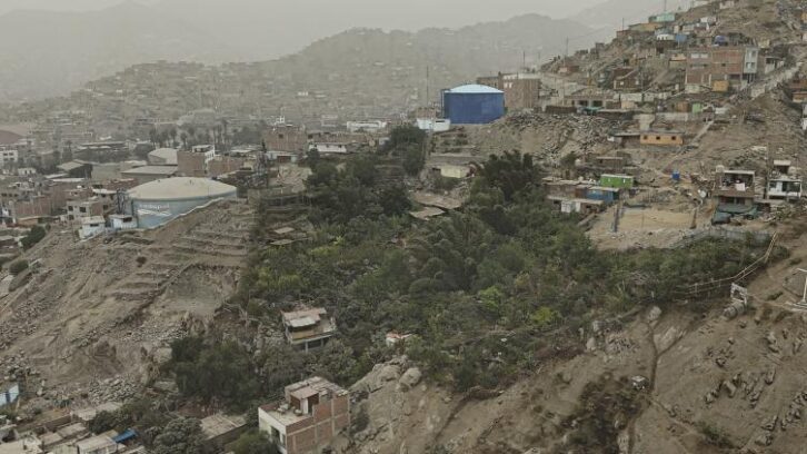 Image à la une de Au cœur du désert urbain de Lima, l’oasis verte d’une femme des Andes péruviennes
