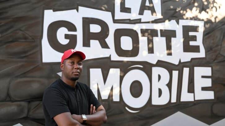 Image à la une de Avec sa “grotte mobile”, Adama Camara veut “sensibiliser” les jeunes à la réalité de la vie carcérale