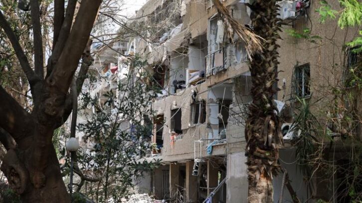 Image à la une de Réveil au milieu des décombres en Israël après des tirs de missiles iraniens