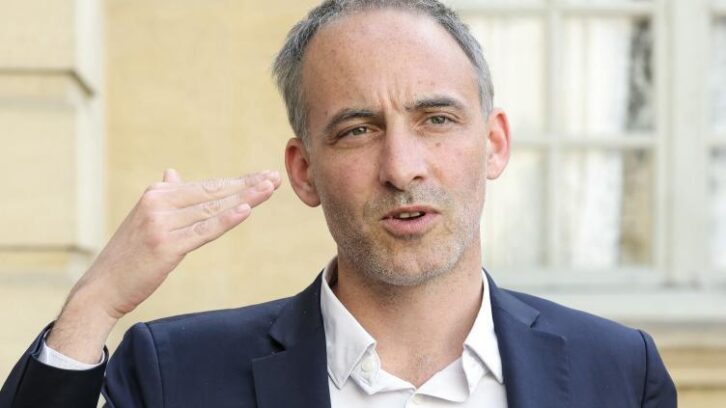 Image à la une de A deux ans de la présidentielle, Raphaël Glucksmann présente sa “vision pour la France”