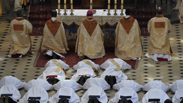 Image à la une de Le nombre de prêtres catholiques ordonnés repart à la baisse
