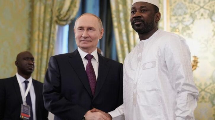 Image à la une de Le chef de la junte malienne reçu par Poutine pour “renforcer” les liens Mali-Russie