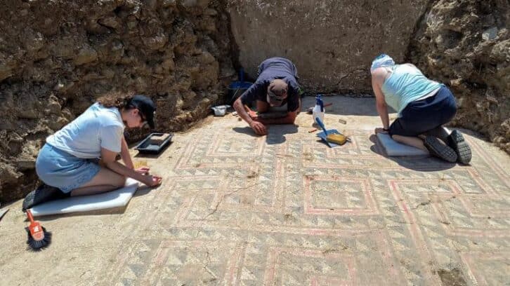 Image à la une de Une mosaïque antique refait surface sur les hauteurs d’Alès