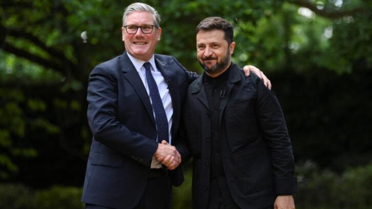 Image à la une de Zelensky et Starmer vont renforcer leur coopération militaire pour produire des drones