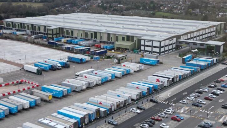 Image à la une de Amazon investit massivement au Royaume-Uni, bol d’air pour le gouvernement