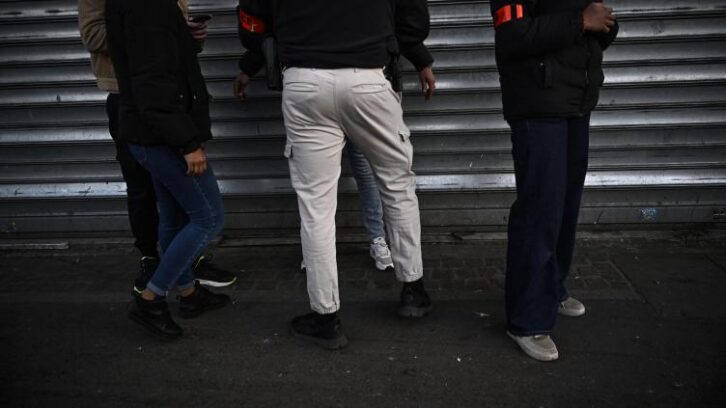 Image à la une de Plus de contrôles d’identité et des discriminations persistantes, pointe le Défenseur des droits