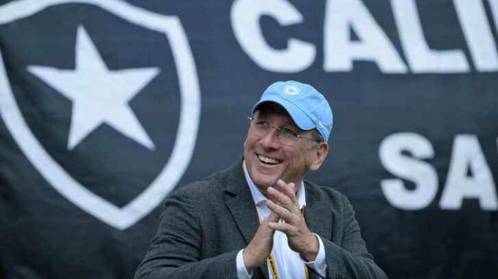 Image à la une de Lyon rétrogradé: John Textor, l’homme qui jongle avec les clubs de foot
