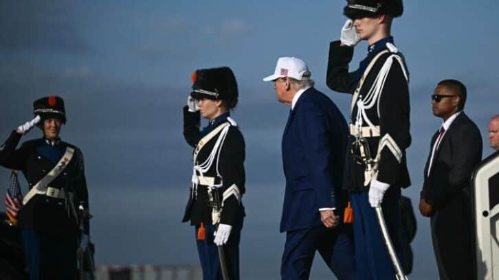 Image à la une de Suspendue à Trump, l’Otan lui déroule le tapis rouge