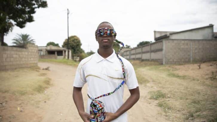 Image à la une de Un jeune ingénieur mozambicain offre une “vision” intelligente aux aveugles