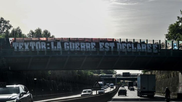 Image à la une de “Textor dehors!”: colère et dépit des supporters de l’OL, relégué en Ligue 2
