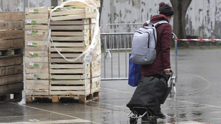 Image à la une de “La situation est vertigineuse” : dans le rouge, les associations sonnent le toscin