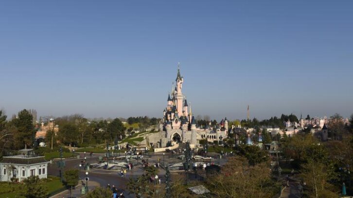 Image à la une de Faux mariage à Disneyland: le commanditaire présumé condamné en 2016 au Royaume-Uni pour relations sexuelles avec des mineures