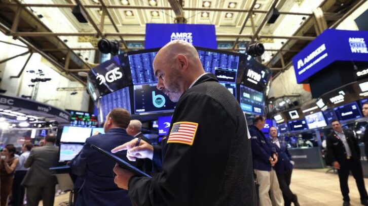 Image à la une de Wall Street attentiste avant des données économiques américaines, Nvidia au plus haut