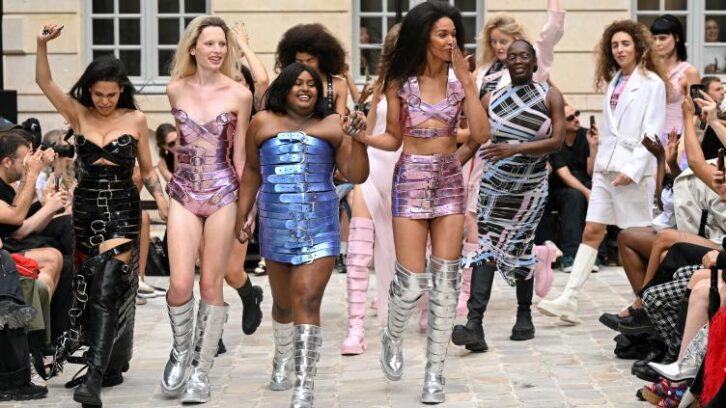 Image à la une de Fashion Week: mode engagée de Jeanne Friot, hommage à l’artisanat breton d’Egonlab, chic et décontracté chez AMI