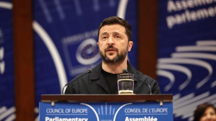 Image à la une de Zelensky signe un accord pour un tribunal spécial pour l’Ukraine, espère voir Poutine jugé