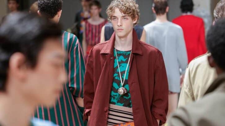 Image à la une de Fashion Week: Dries Van Noten revisite les classiques, Issey Miyake fait danser les textures