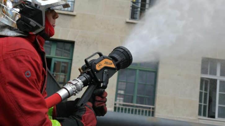 Image à la une de “Beaucoup d’air” et “peu d’eau”: une nouvelle lance à incendie plus économe et plus légère pour les pompiers de Paris