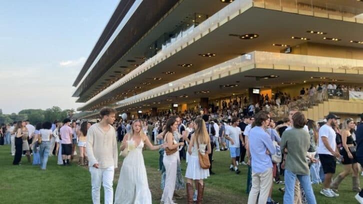 Image à la une de Afterworks, DJ et accras de morue: les hippodromes à la conquête de nouveaux publics