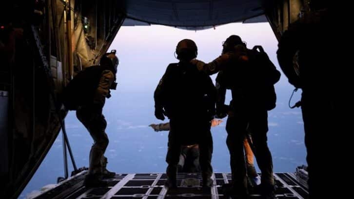 Image à la une de Les “chuteurs opérationnels” du GIGN ou l’art de “l’infiltration sous voile”