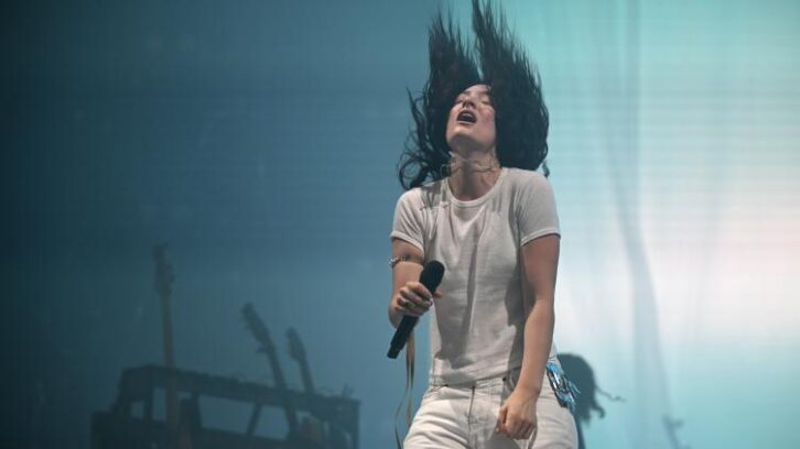 Image à la une de Royaume-Uni: Lorde donne le coup d’envoi du festival de Glastonbury avec un concert surprise