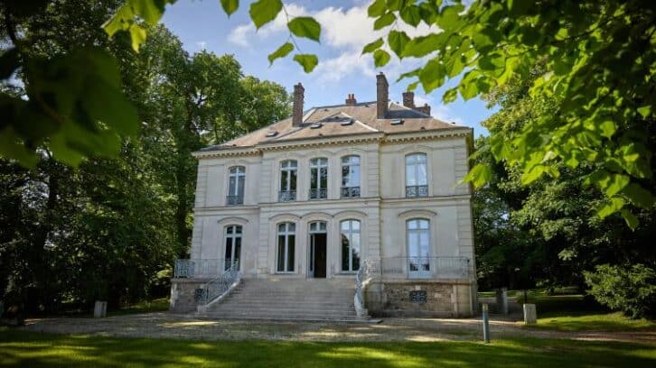 Image à la une de La “villa en dehors de Paris” de Karl Lagerfeld vendue aux enchères notariales