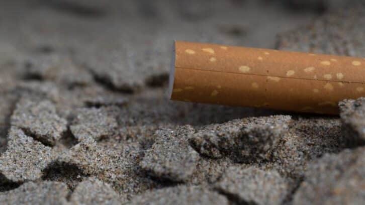 Image à la une de La cigarette bannie à la plage et au parc, mais pas en terrasse