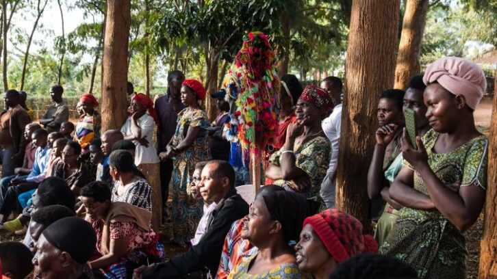 Image à la une de Au Rwanda, la légèreté et les blessures à vif de “Petit Pays” adapté en théâtre itinérant