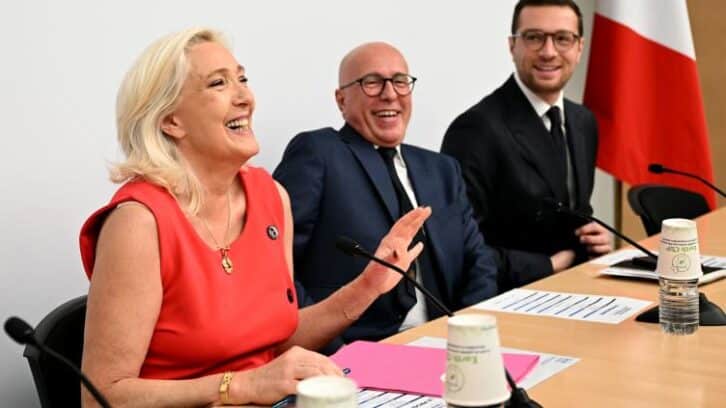 Image à la une de Le Pen exhorte ses troupes à se préparer à une possible dissolution