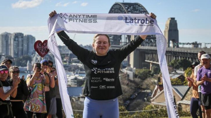 Image à la une de Une Britannique finit une course record à travers l’Australie