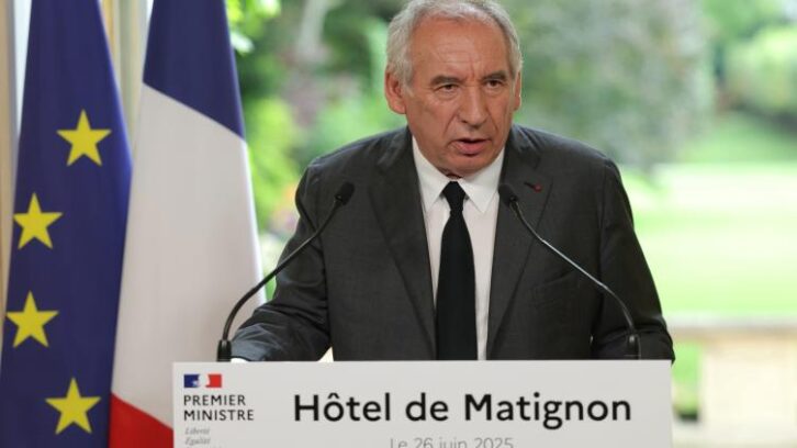 Image à la une de Censure, dissolution: Bayrou de plus en plus menacé