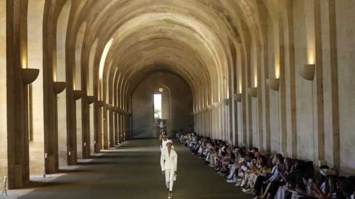 Image à la une de Jacquemus joue les paysans au château de Versailles en clôture de la Fashion Week