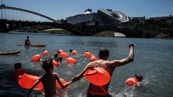 Image à la une de En pleine canicule, les Lyonnais s’offrent une “baignade dérivante” sur le Rhône
