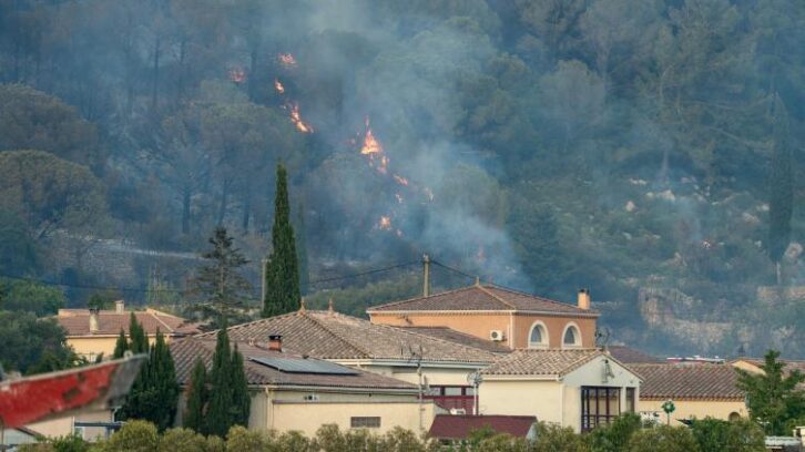 Image à la une de L’incendie dans l’Aude, non maîtrisé à la tombée de la nuit, parcourt des centaines d’hectares