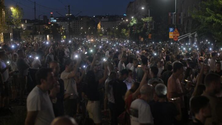 Image à la une de Barricades à Belgrade lors d’une deuxième nuit de manifestations