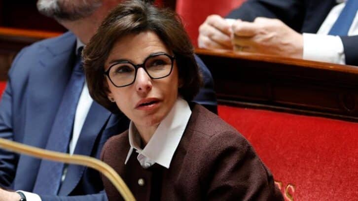 Image à la une de Dati dans l’arène de l’Assemblée pour défendre la réforme de l’audiovisuel public