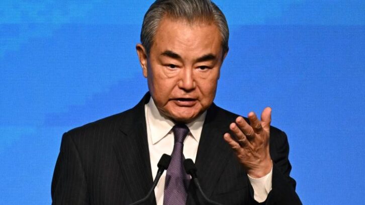 Image à la une de Le chef de la diplomatie chinoise en Europe pour resserrer les liens face à Washington