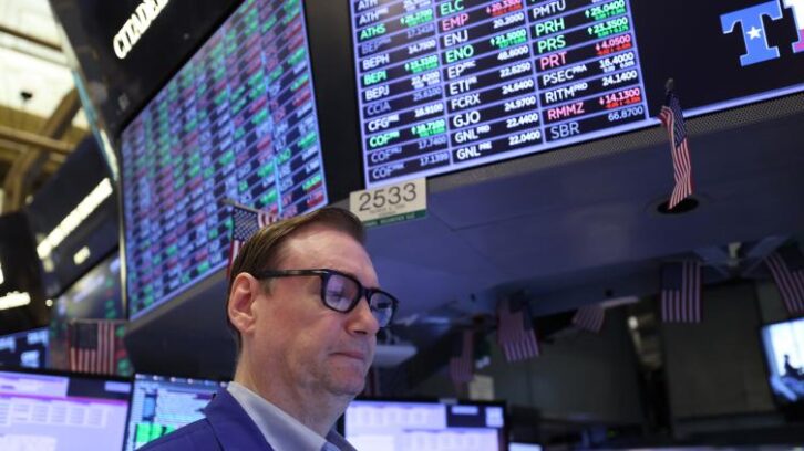 Image à la une de Wall Street ouvre en hausse, rassurée sur le plan commercial