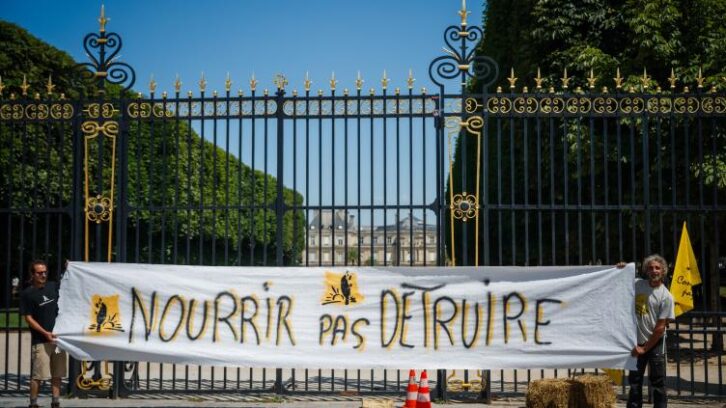 Image à la une de “Banquet paysan” devant le Sénat pour dire “non à la loi Duplomb”