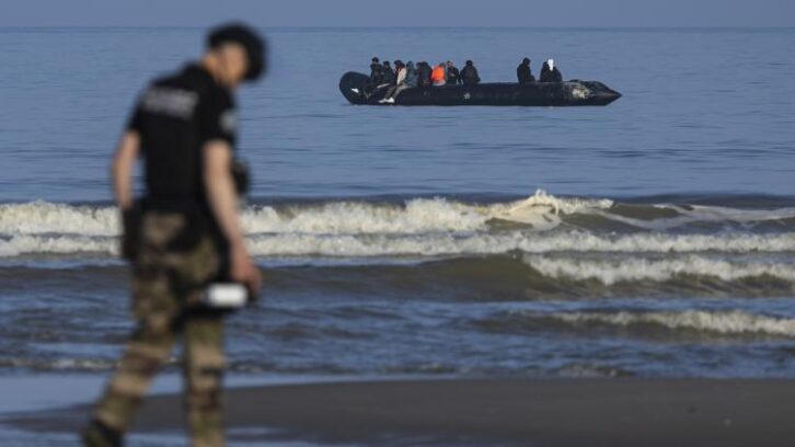 Image à la une de Sur la Manche, le ballet de canots-taxis venant chercher des migrants