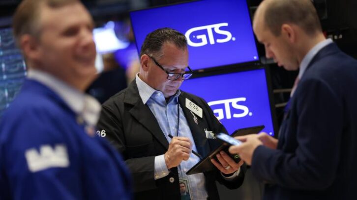 Image à la une de Wall Street poursuit son ascension, portée par l’optimisme commercial