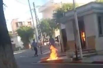 Image à la une de Algérie : après la tentative d’immolation de Fouzi Abdelkader Zeghot, les autorités favorisent la piste « terroriste »