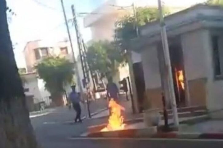 Image à la une de Algérie : après la tentative d’immolation de Fouzi Abdelkader Zeghot, les autorités favorisent la piste « terroriste »
