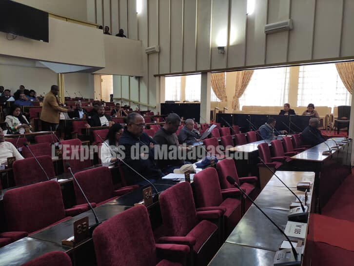 Image à la une de DÉLESTAGE – Des députés interpellent le ministre de l’Énergie