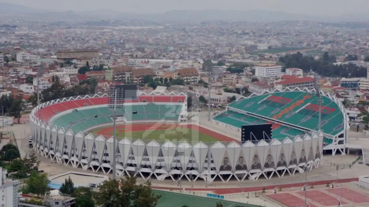 Image à la une de FOOTBALL – Des matériels attendus pour la réparation du gazon du stade des Barea Mahamasina rapporte le ministre des sports