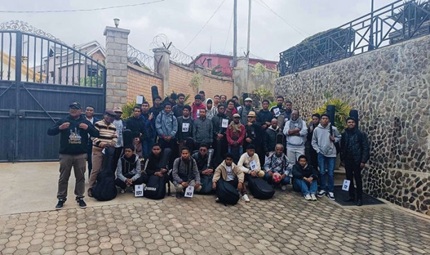 Image à la une de « Tafan-gilita » – 40 guitaristes poursuivent l’aventure