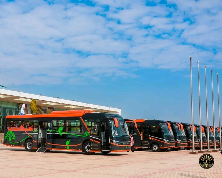 Image à la une de TRANSPORT PUBLIC – Les bus électriques attendent le feu vert