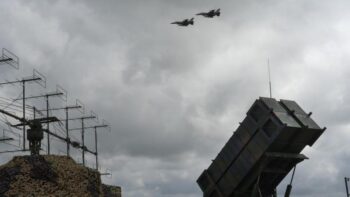 Image à la une de Guerre en Ukraine: quelles conséquences après la suspension des livraisons de missiles américains?