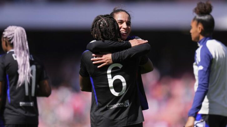 Image à la une de Euro féminin 2025 : comment gérer carrière de footballeuse et maternité ?