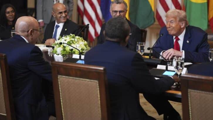 Image à la une de Donald Trump complimente le président du Liberia sur son anglais, langue officielle du pays