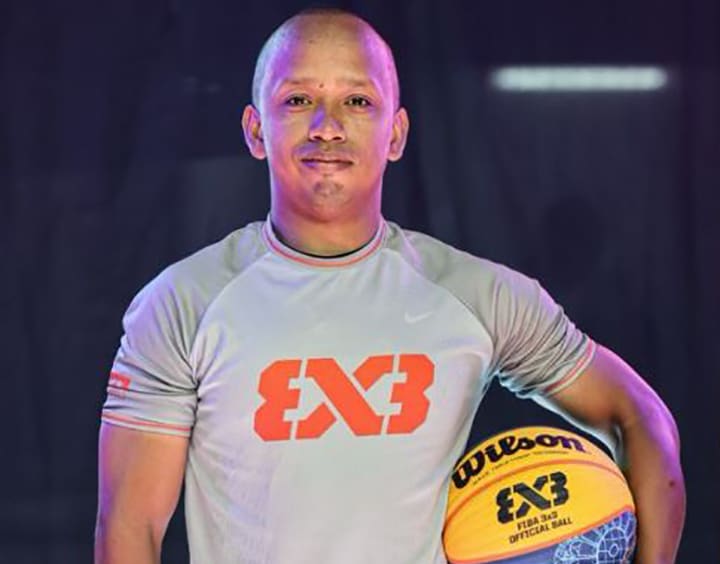 Image à la une de BASKETBALL – TOJONIRINA HARILALA ANDRIAMANANTSOA – « Être arbitre international demande de la rigueur »